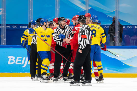 Discussion between Swedish and Russian players in the