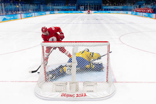 Anton Slepyshev of Russia against goaltender Lars Johansson