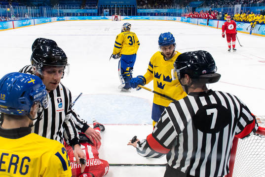 Theodor Lennström of Sweden in a discussion with the