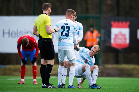 Helsingørs Frederic Juul hjälper Philip Rejnhold att