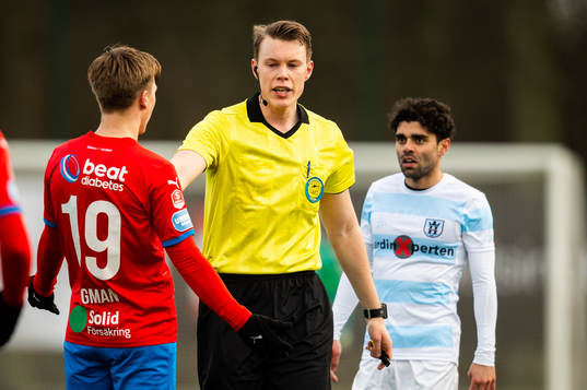 Helsingborgs Lucas Lingman i diskussion med domare Oscar