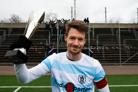 Helsingørs Niokolaj Hansen med Öresundspokalen i handen