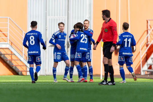 Sundsvalls Pontus Engblom jublar med lagkamraterna