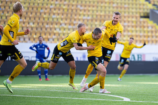 Elfsborgs André Ibsen Rømer jublar med Simon Strand och