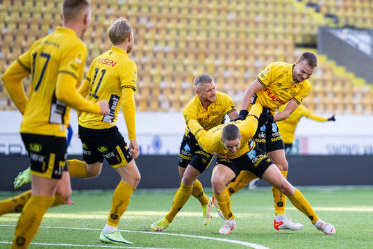 Elfsborgs André Ibsen Rømer jublar med Simon Strand och