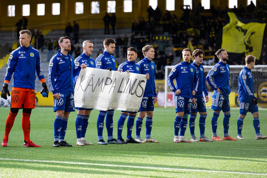 Sundsvalls spelare med en banderoll ”kämpa Linus”