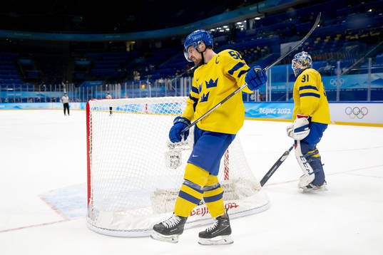 Anton Lander and goaltender Lars Johansson of Sweden looks