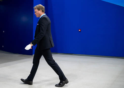 Head coach Johan Garpenlöv of Sweden looks dejected