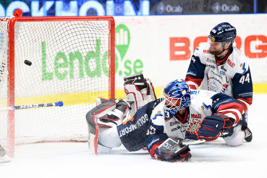 Linköpings målvakt Marcus Högberg ser pucken gå i mål