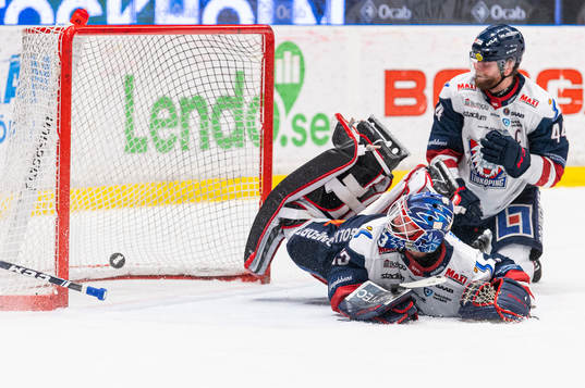 Linköpings målvakt Marcus Högberg ser pucken gå i mål