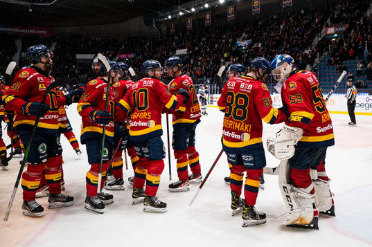 Djurgårdens målvakt Mantas Armalis jublar med lagkamrater
