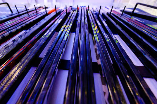 Hockeyklubbor uppradade före ishockeymatchen i SHL mellan