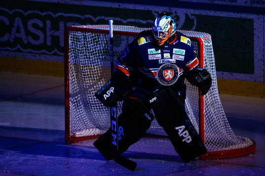 Växjös målvakt Emil Larmi innan ishockeymatchen i SHL