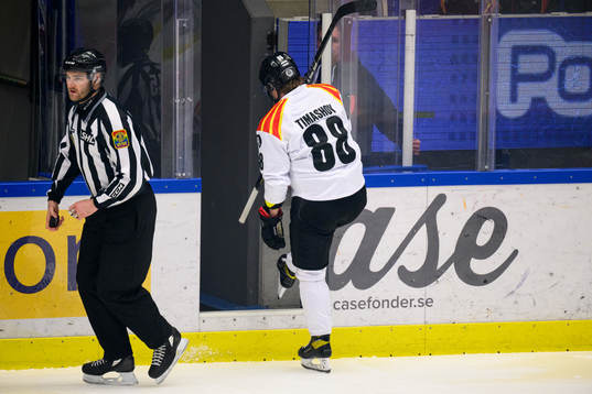 Brynäs Dmytro Timashov lämnar isen