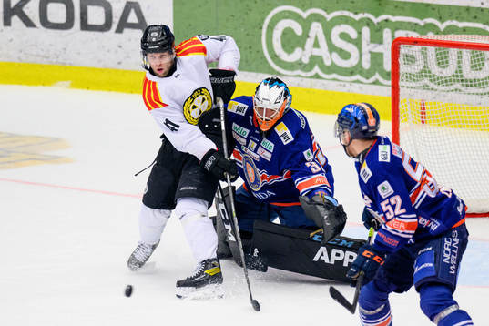 Brynäs Greg Scott och Växjös målvakt Emil Larmi
