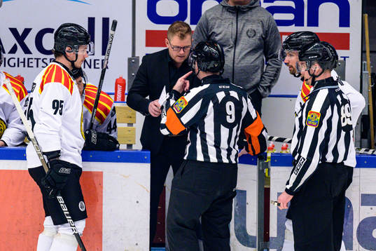 Brynäs assisterande tränare Ari-Pekka Pajuluoma pratar