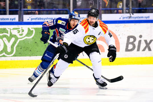 Växjös Erik Josefsson jagar Brynäs Simon Bertilsson