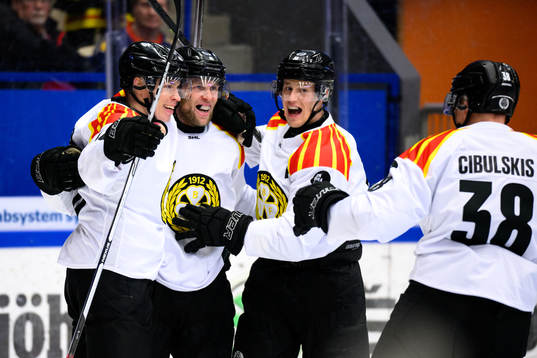 Brynäs Tomi Sallinen, Greg Scott och Linus Ölund jublar