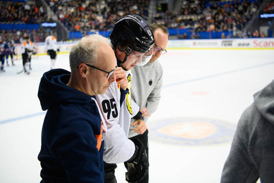 Brynäs Nick Olesen får hjälp att ta sig av isen