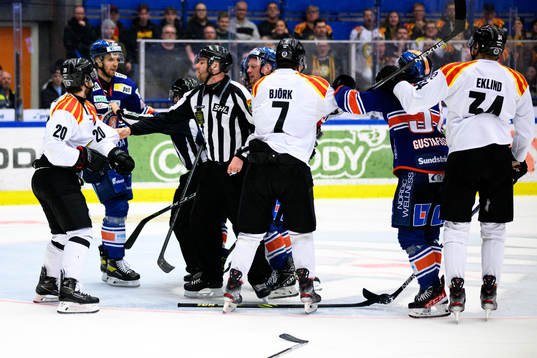 Upprörda känslor mellan spelarna på isen