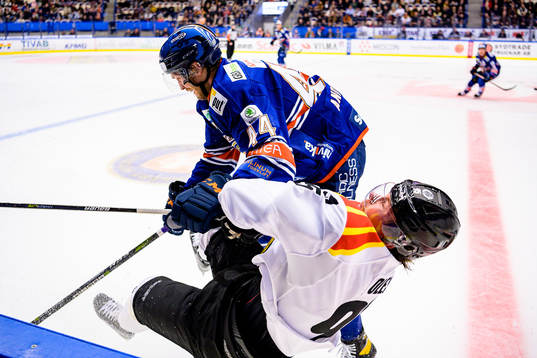 Växjös Peter Andersson tacklar Brynäs Nick Olesen