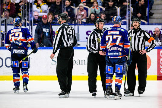 Växjös Martin Lundberg pratar med Domare Mikael Andersson