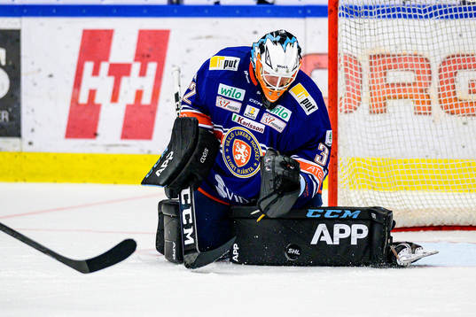 Växjös målvakt Emil Larmi räddar en straff
