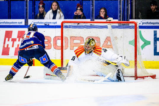 Växjös Olle Lycksell gör mål på straff mot Brynäs