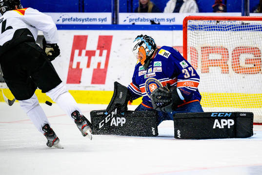 Växjös målvakt Emil Larmi räddar en straff