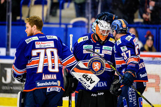 uVäxjös målvakt Emil Larmi och Glenn Gustafsson jublar