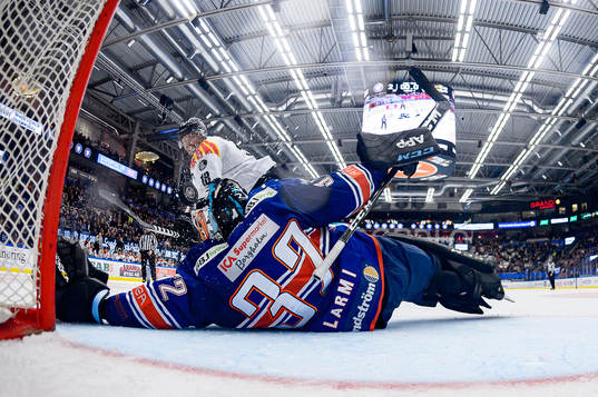 Brynäs Anton Rödin gör mål på straff bakom Växjös