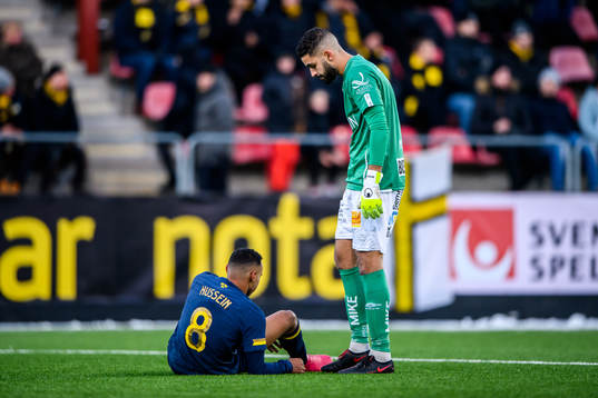 s Bilal Hussein och Örgrytes målvakt Sixten Mohlin