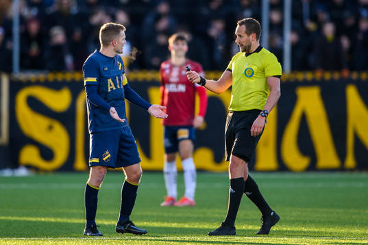 s Sebastian Larsson och domare Victor Wolf