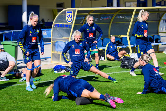 Players warm up
