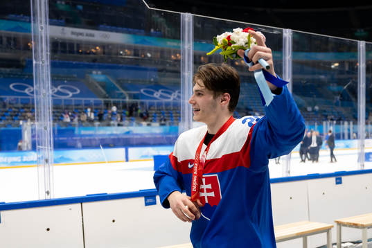 Juraj Slafkovsky of Slovakia with his bronze medal