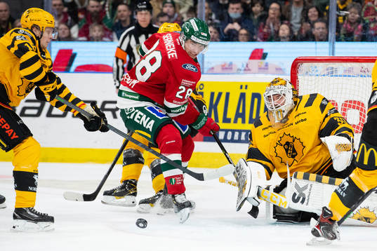 Frölundas Johan Sundström med en chans som Skellefteås