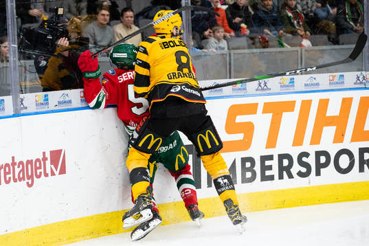 Skellefteås Petter Granberg tacklar Frölundas Filip