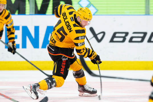 Skellefteås Oscar Möller skjuter ett skott