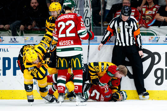 Bråk mellan Skellefteås Oskar Nilsson och Frölundas Mats