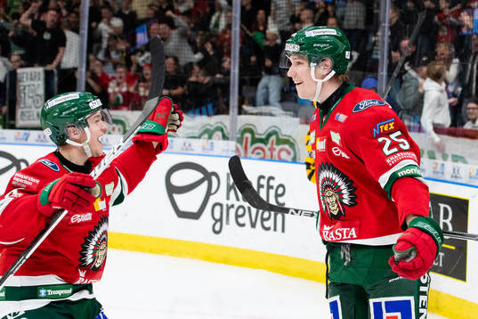 Frölundas Elmer Söderblom jublar ihop med Mattias