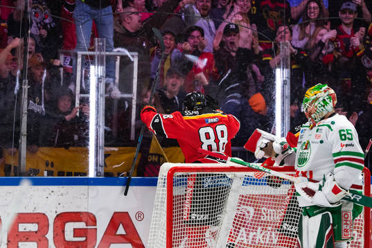 Luleås Joonas Rask jublar och Rögles målvakt Christoffer
