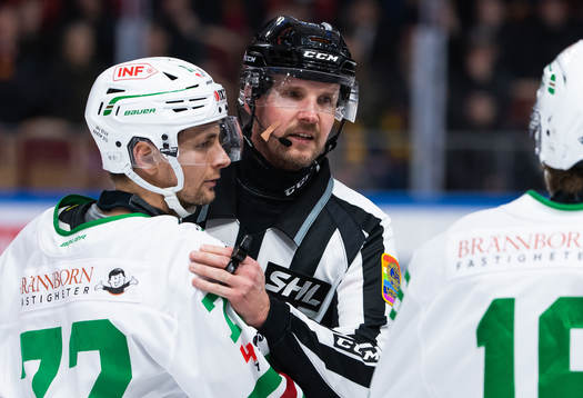Rögles Daniel Zaar och linjedomare Johannes Käck
