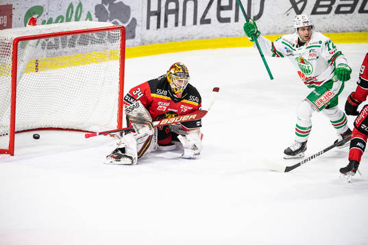 Luleås målvakt Joel Lassinantti deppar medan Rögles
