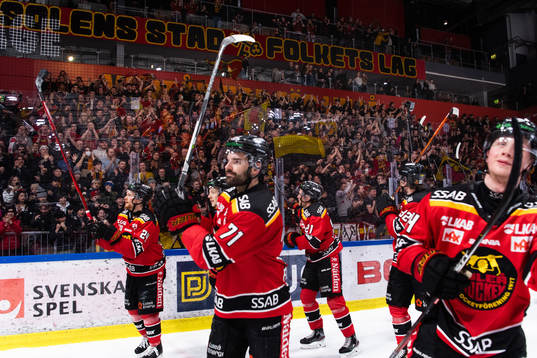 Luleås spelare jublar och tackar publiken
