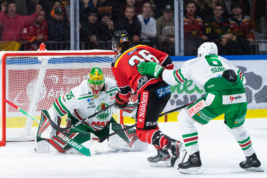Luleås Radek Muzik gör 4-1 bakom Rögles målvakt