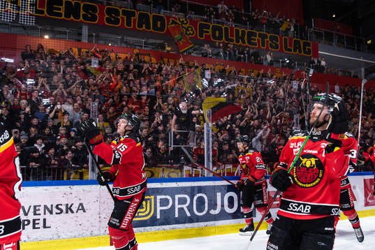 Luleås spelare jublar och tackar supportrar