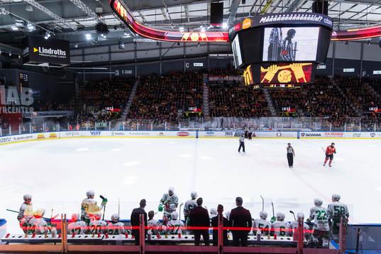 i220219 Rögles tränare Cam Abbott får matchstraff