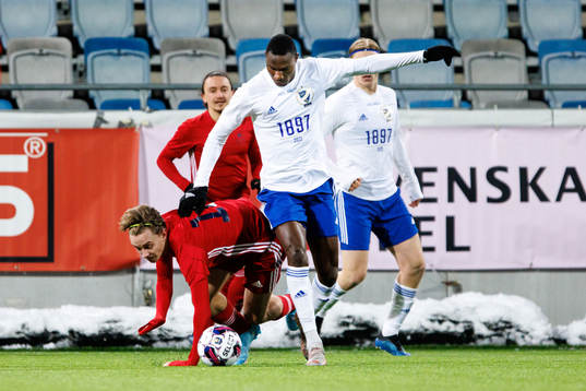 Östers Isak Magnusson och IFK Norrköpings Godswill Ekpolo