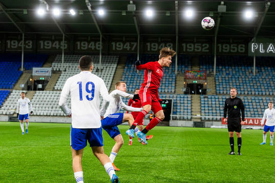 Östers Tatu Varmanen vinner en nickduell