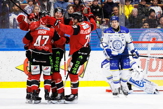 Malmö Redhawks Carl Söderberg jublar med lagkamraterna